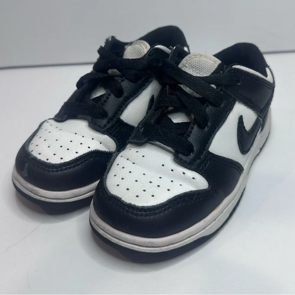 Pre-owned Nike Kids Black and White Sneakers Sz.8